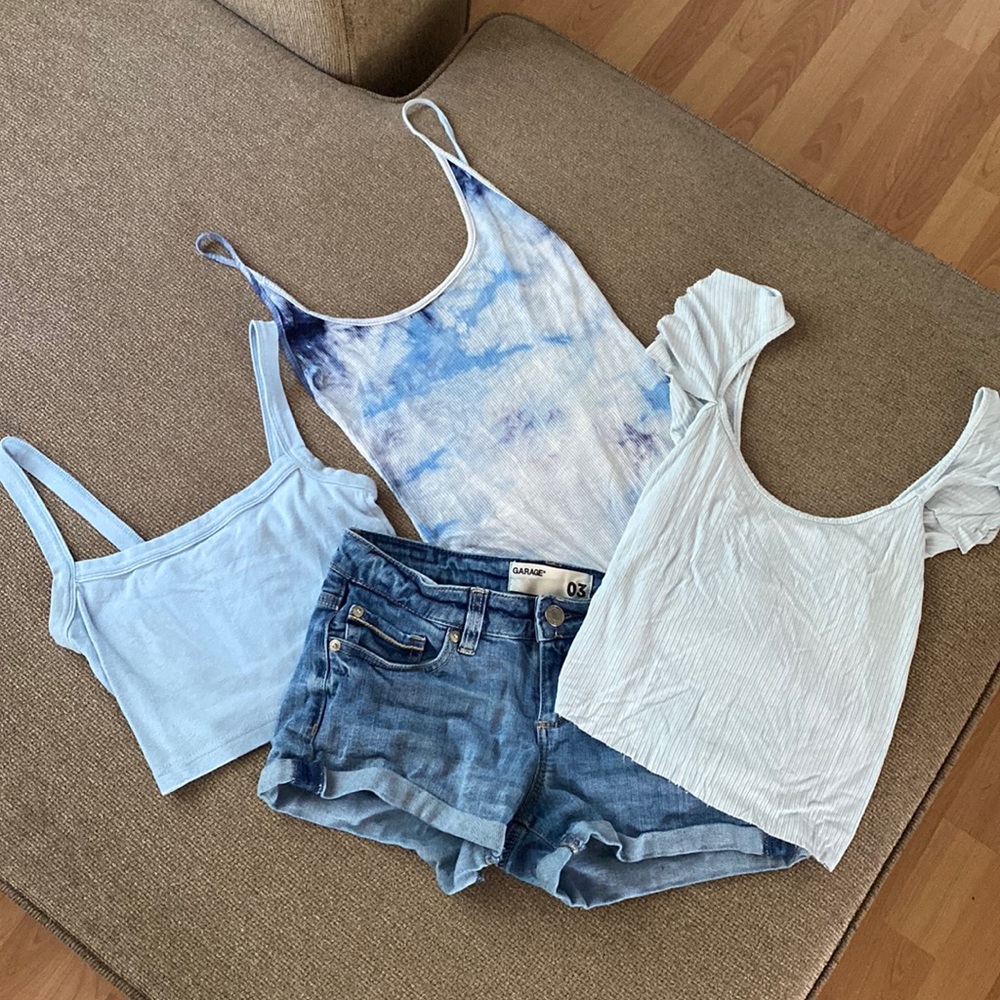 Jean shorts and crop tops.